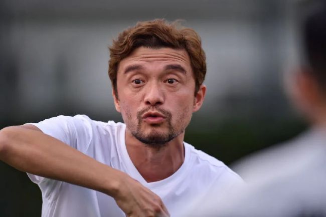 ”关于阿森纳的团队精神，廷伯表示：“这让事情变得更容易，我每天都能在训练场上看到他们，基本上，我和他们的训练时间是一样的，这让事情变得更容易。